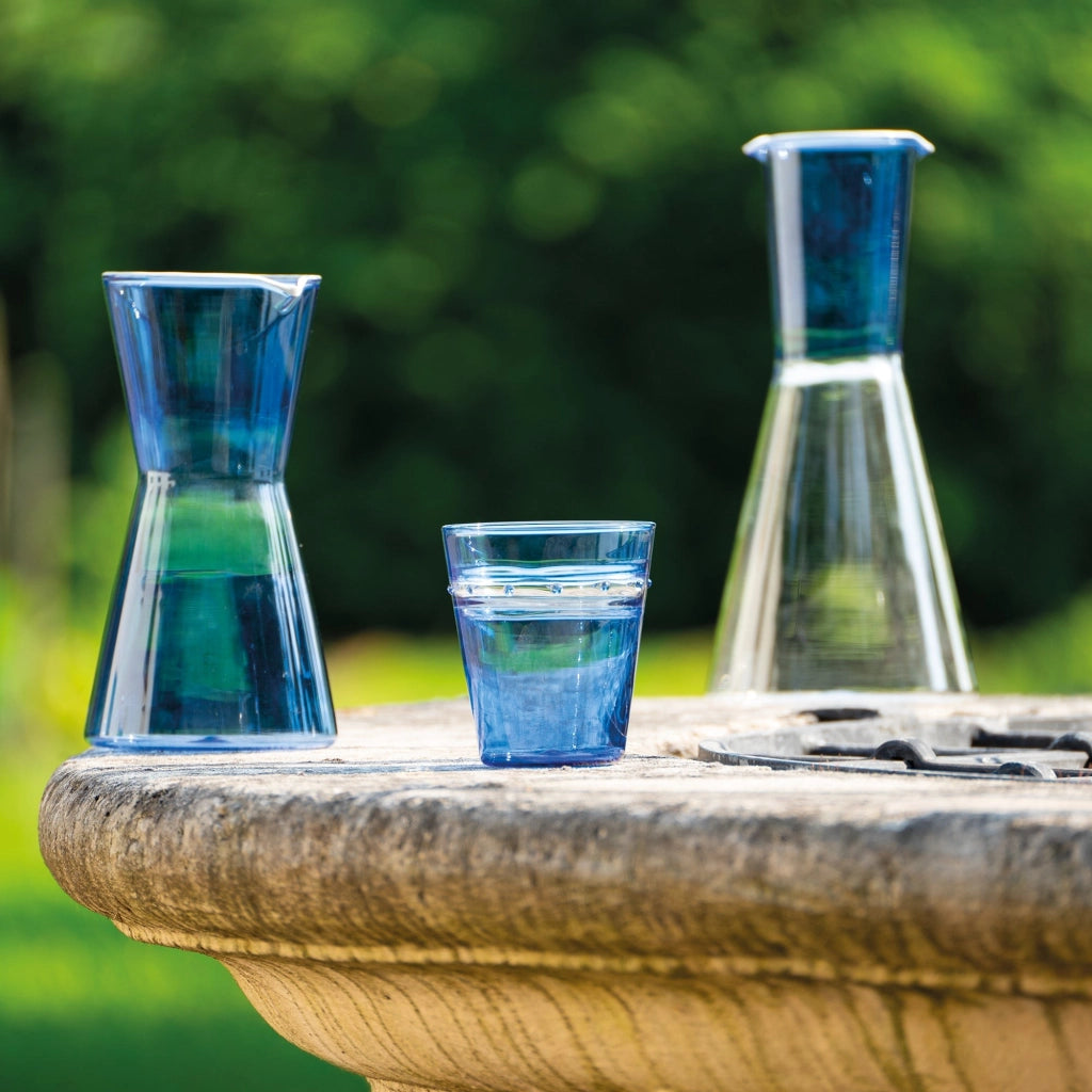 Zafferano Caraffa piccola collezione Classy in vetro borosilicato soffiato a mano colore Bluino dal design geometrico ed ergonomico per tavola