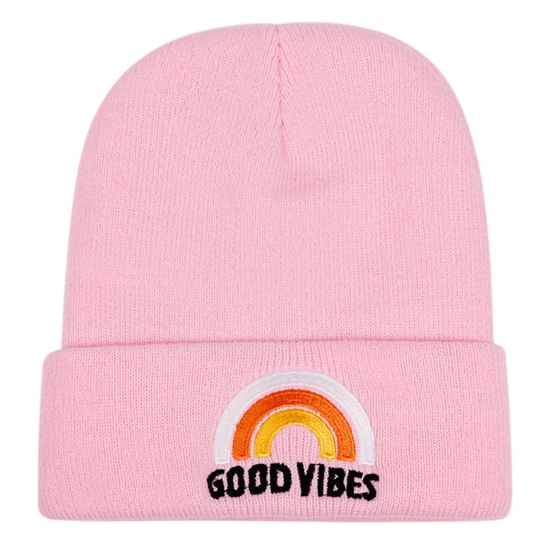 Cappelli invernali caldi in maglia con ricamo GOOD VIBES, colore rosa.