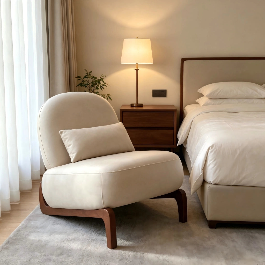 Poltrona senza braccioli con gambe in legno in tessuto camel