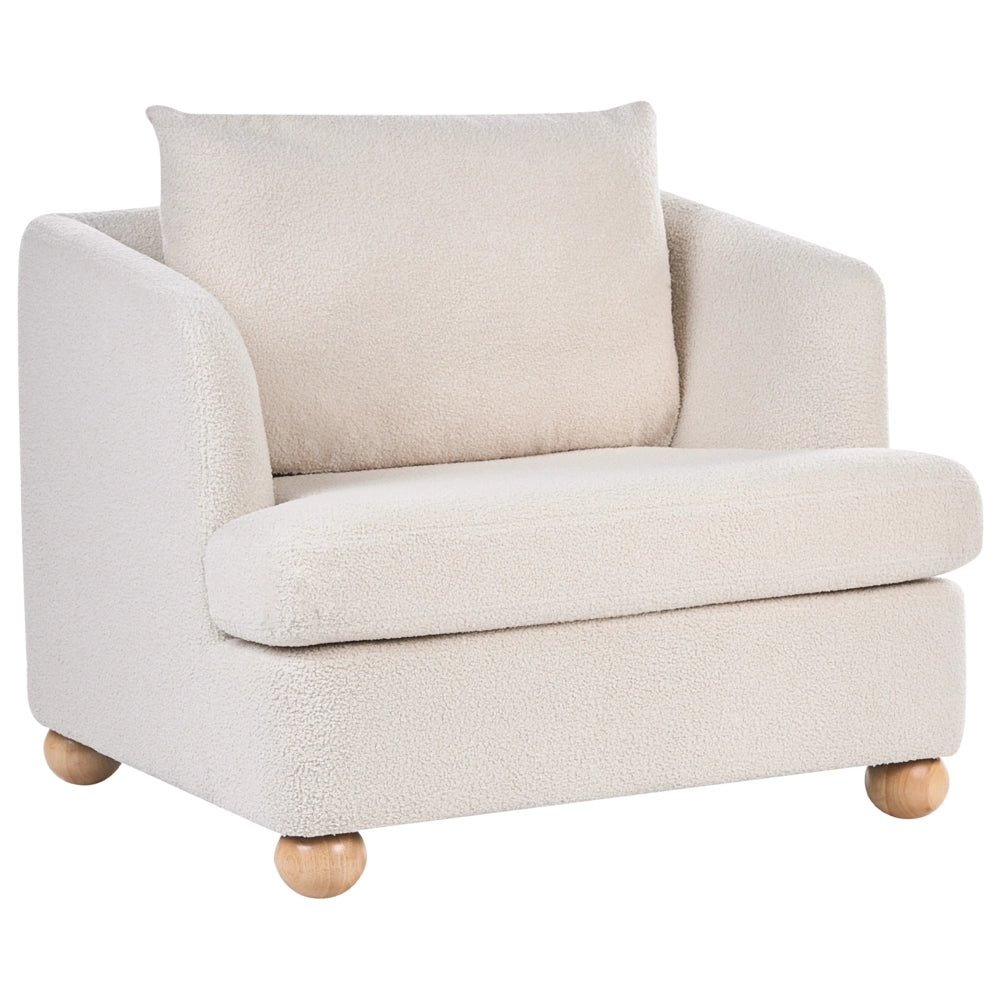 Poltrona bianco sporco rivestita in ciniglia con gambe rotonde in legno e braccioli per soggiorno, angolo lettura, stile moderno minimalista