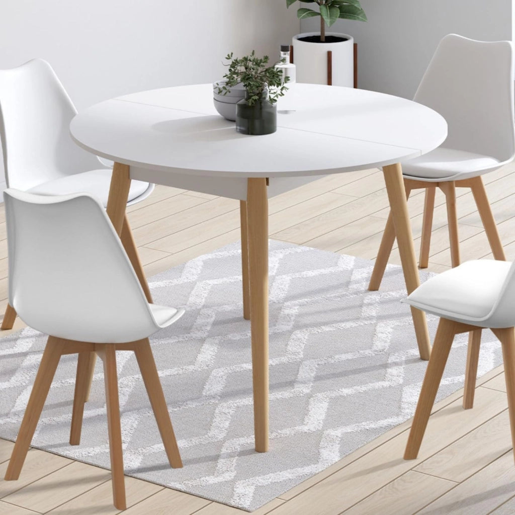 Tavolo da Pranzo Rotondo allungabile Angela Bianco con Gambe in Legno 110-150 cm e Set di 4 sedie Sara Bianche