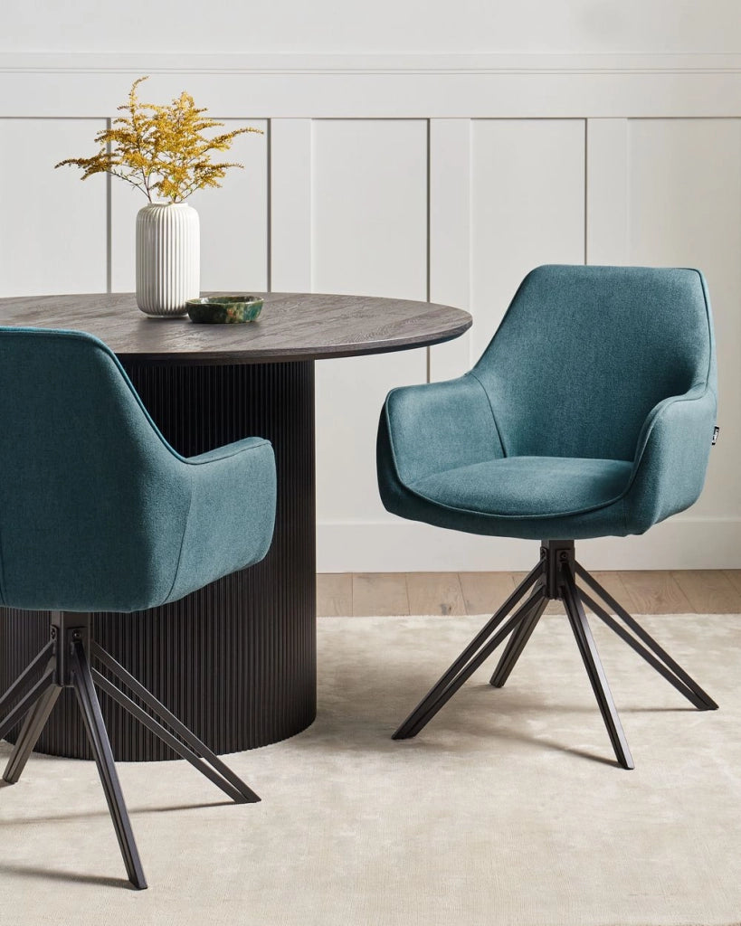 Set di 2 sedie da pranzo girevoli in tessuto blu foglia di tè con braccioli e schienale in metallo nero con gambe in stile retrò