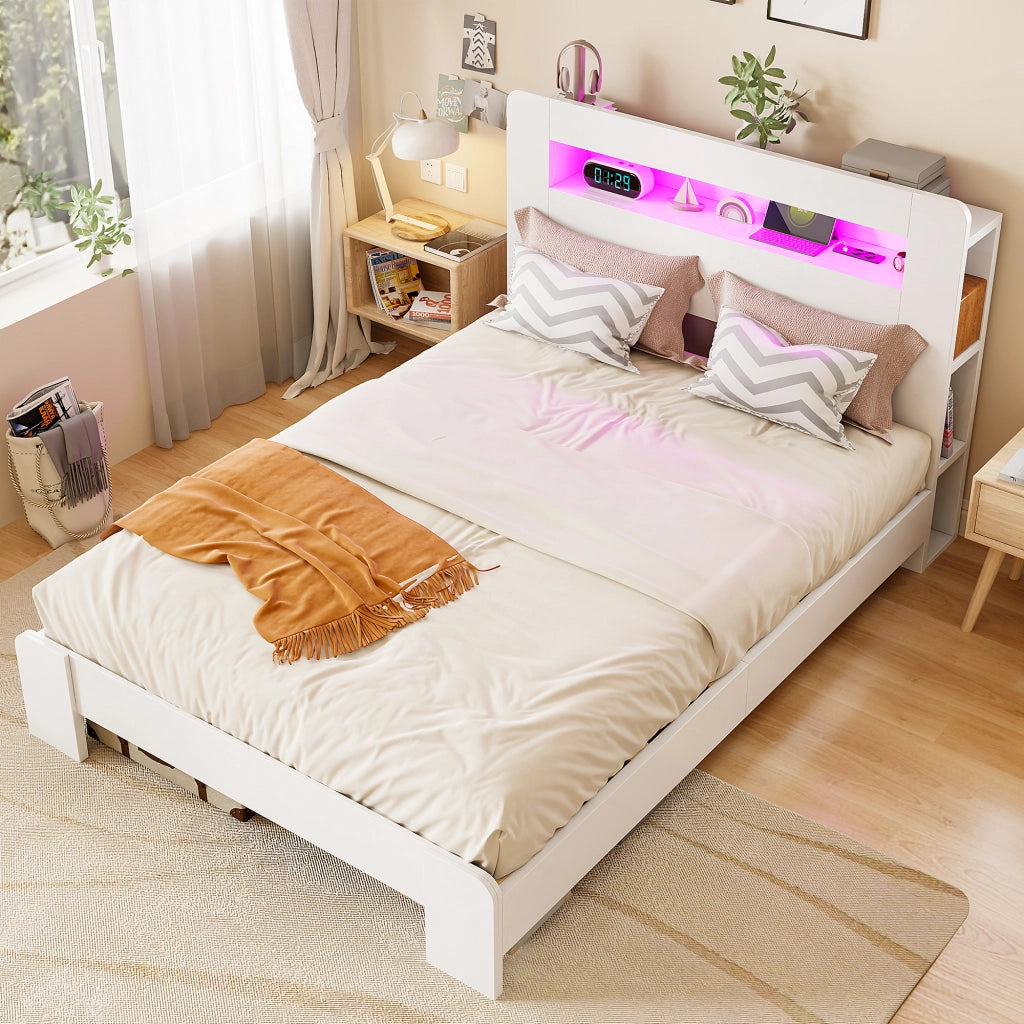 Letto matrimoniale 140×200 cm con testiera con ripiani; LED e prese; senza materasso; legno; bianco