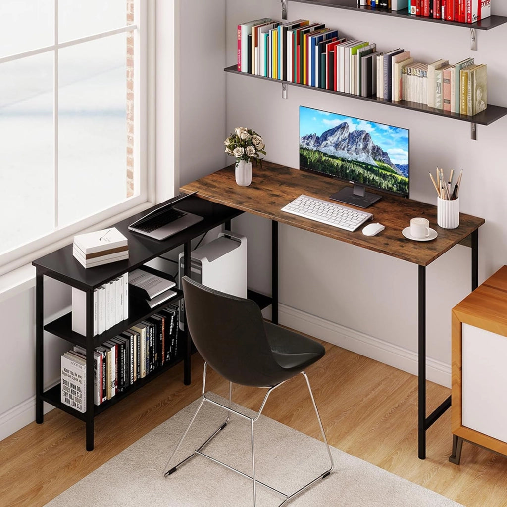 Scrivania Angolare Salvaspazio, Scrivania ad Angolo Gaming con Piano Regolabile in Lunghezza e 2 Ripiani Portaoggetti, Scrittoio Reversibile per Studio e Ufficio, 135x120x74,5cm