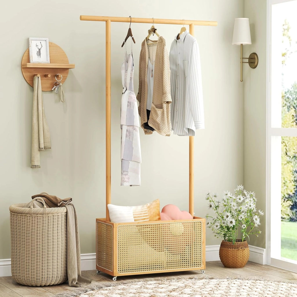 Asino - Appendiabiti con ruote, in bambù, con cestino portaoggetti in rattan e barra da appendere, stile rustico, 100 x 32,5 x 172 cm, organizer per vestiti, per ingresso, camera da letto