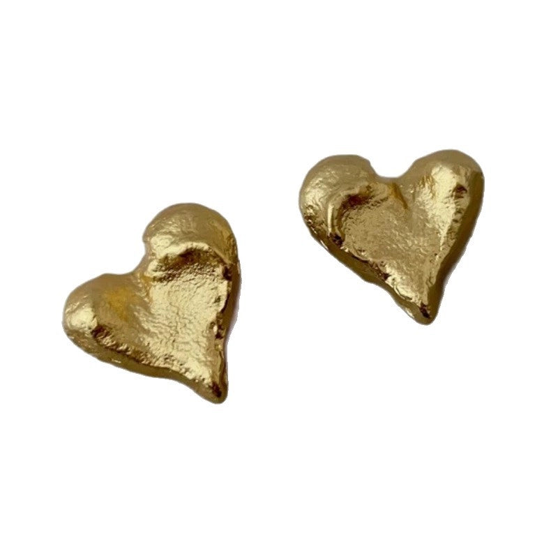 Design di nicchia, texture intagliata a mano, versatili orecchini a forma di cuore placcati in oro.