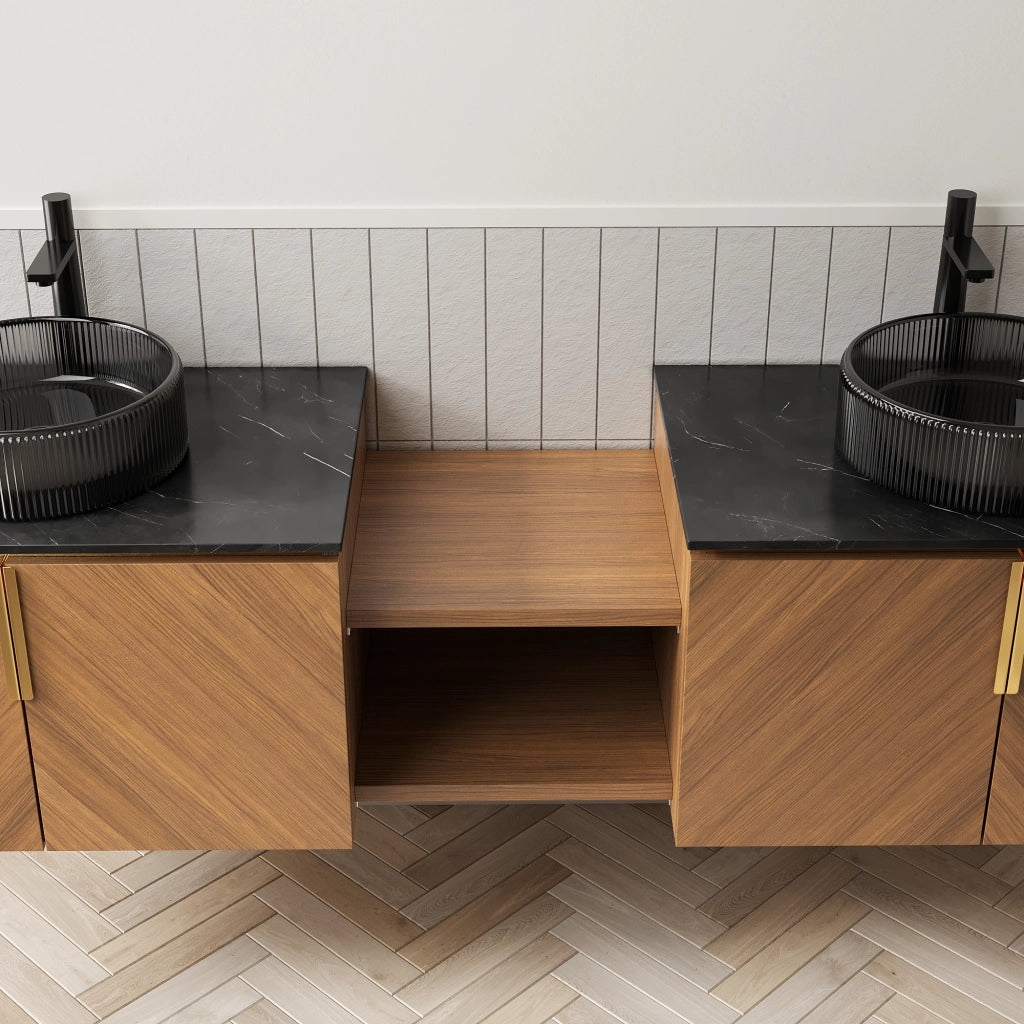 Mobile bagno con 4 ante e 2 ripiani aperti; lavabo in vetro e piano in pietra sinterizzata; rovere marrone e nero