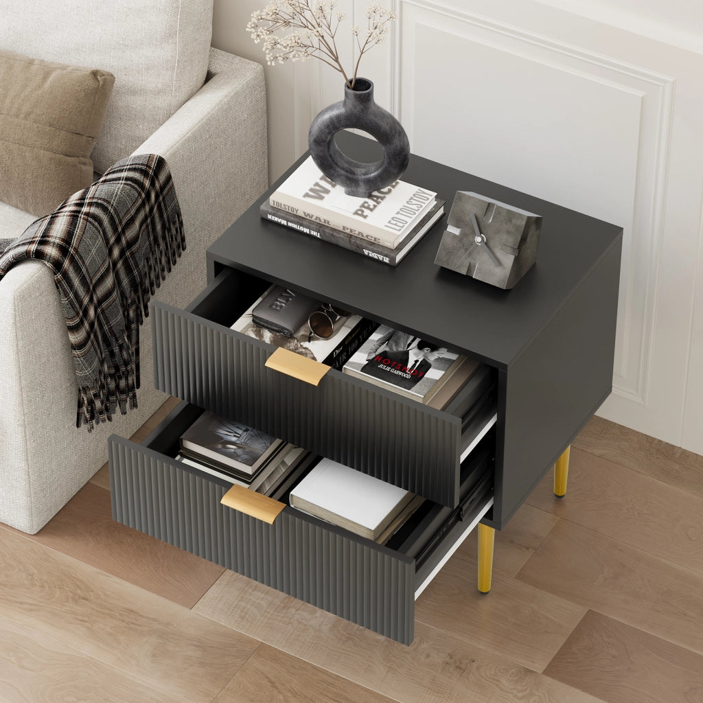 Comodino con motivo a scanalature e 2 cassetti in MDF e metallo nero per camera da letto 64,5 × 48,0 × 15,0 cm