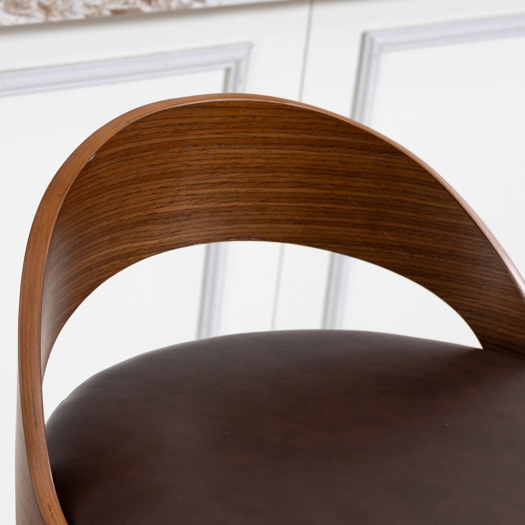 Set di 2 sgabelli da bar girevoli a 360° con schienale; altezza regolabile; in PU marrone; 42;5 × 42 × 77-98 cm