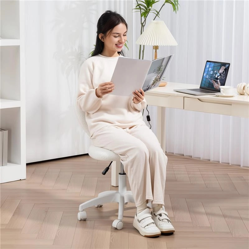 SEDIA DA UFFICIO IMBOTTITA CON SCHIENALE A CUORE E ROTELLE IN VELLUTO TEDDY E PLASTICA 45X56X78-88 CM BIANCO