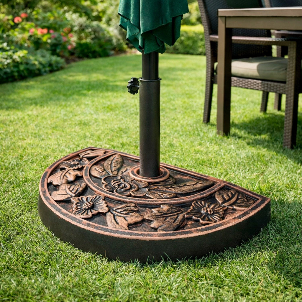 Base Ombrellone Semicircolare Motivo Floreale In Cemento HDPE E Metallo Supporto Per Palo Ø 38/48 Mm Ideale per Balcone Terrazza Giardino Resistente Intemperie 50 x 31 x 7 Cm Bronzo