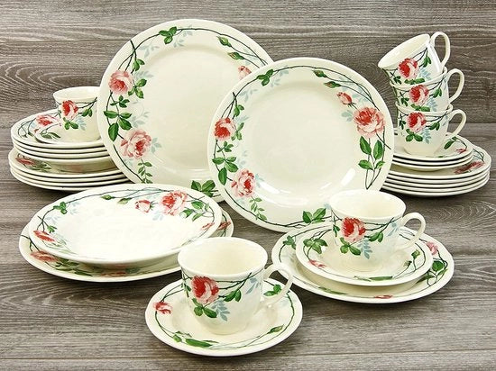 Set di piatti e bicchieri in materiali riciclati.