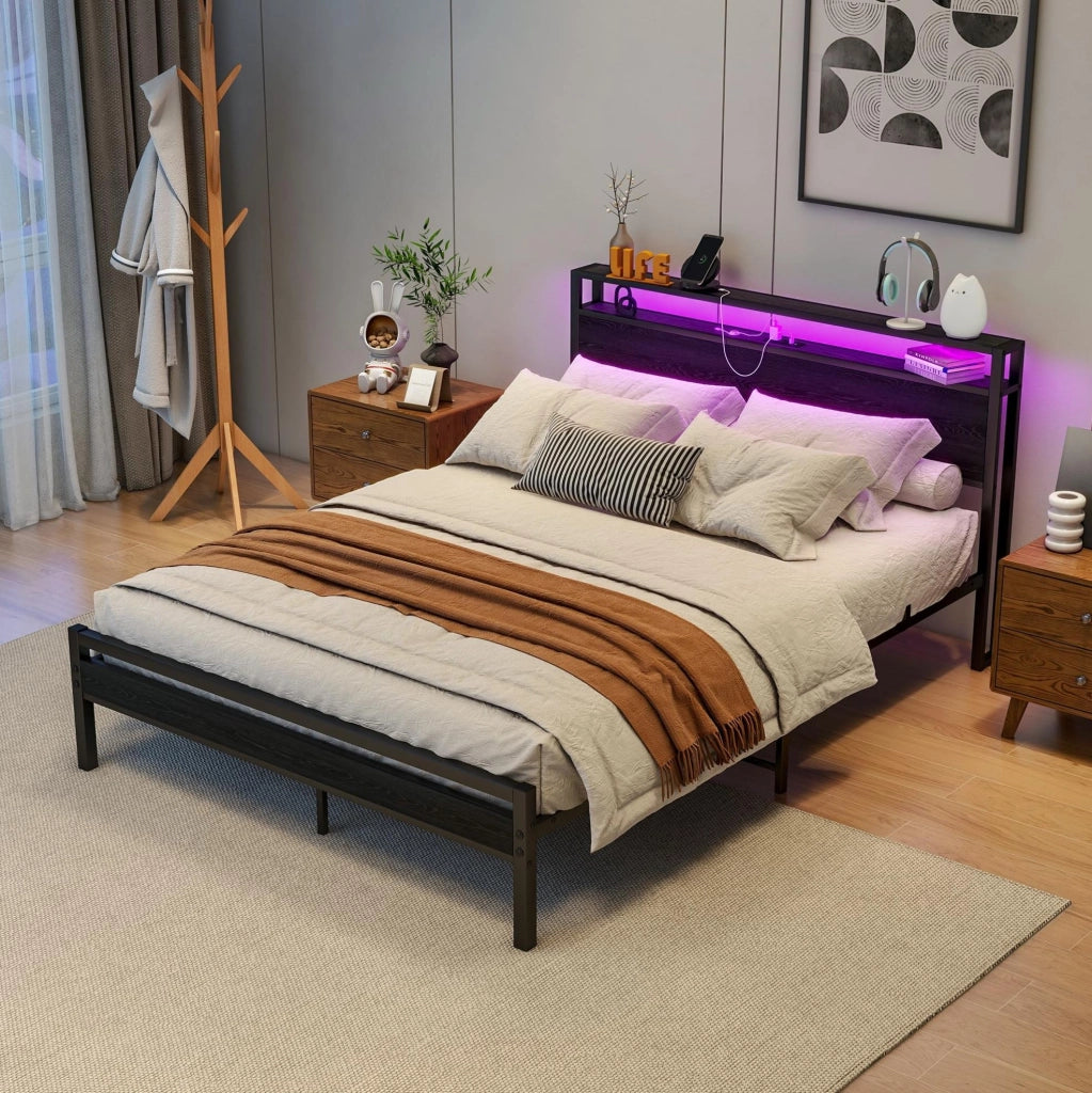Letto ULEVR 140x200 cm in metallo e MDF nero con testiera a 2 ripiani, USB e presa integrata