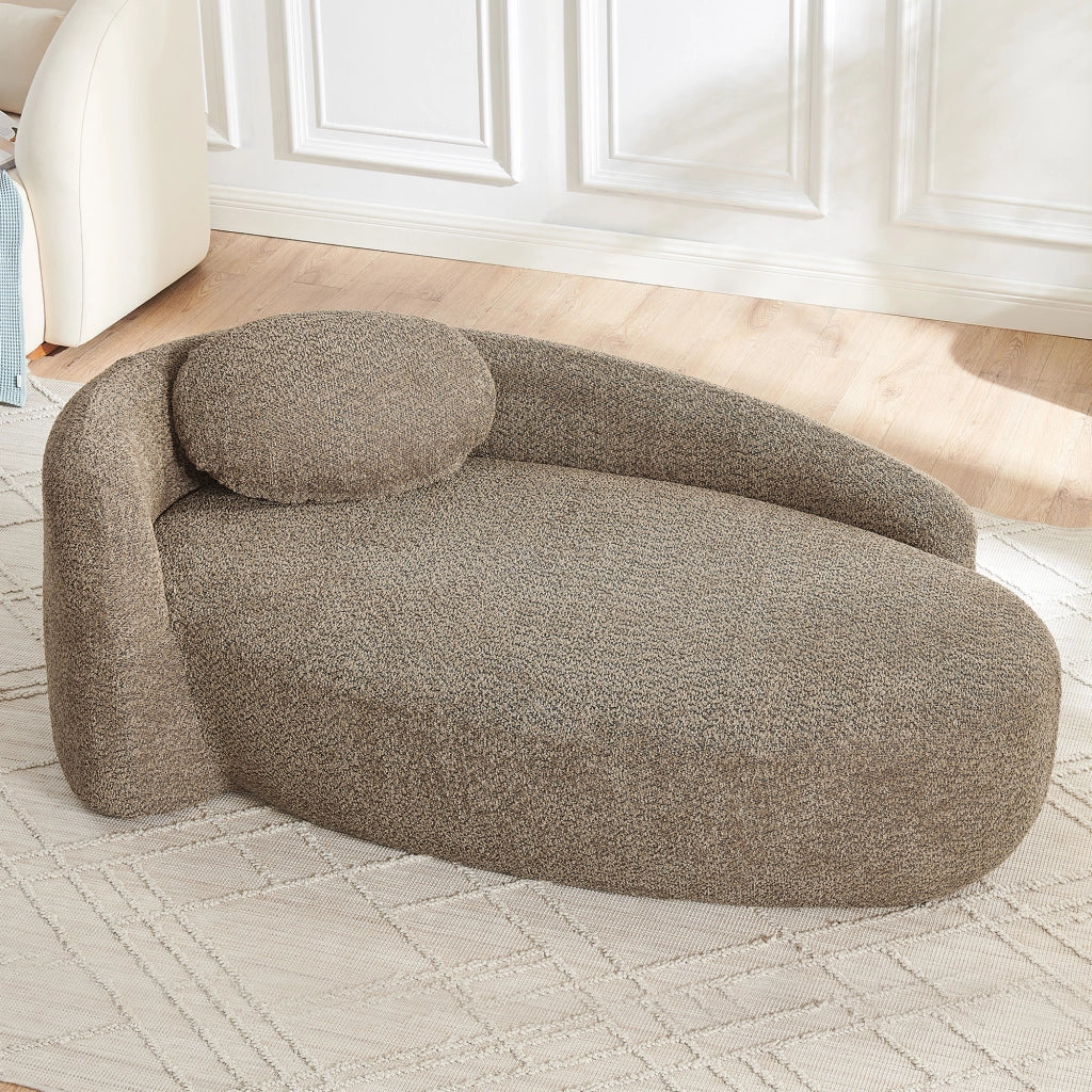 Divano minimalista in tessuto Teddy marrone con design arrotondato e cuscino di supporto