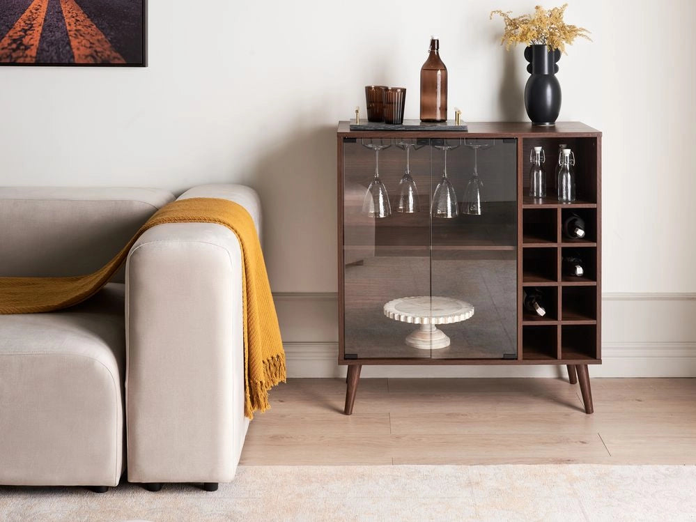 Credenza espositiva con 2 ante frontali in vetro con ripiani e portabottiglie legno scuro stile tradizionale elegante