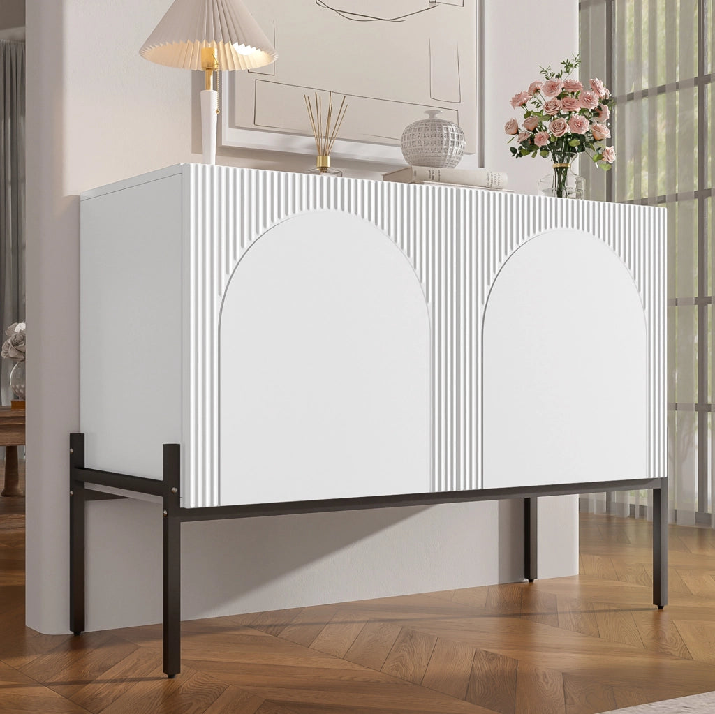 Credenza moderna bianca con ante e gambe in metallo
