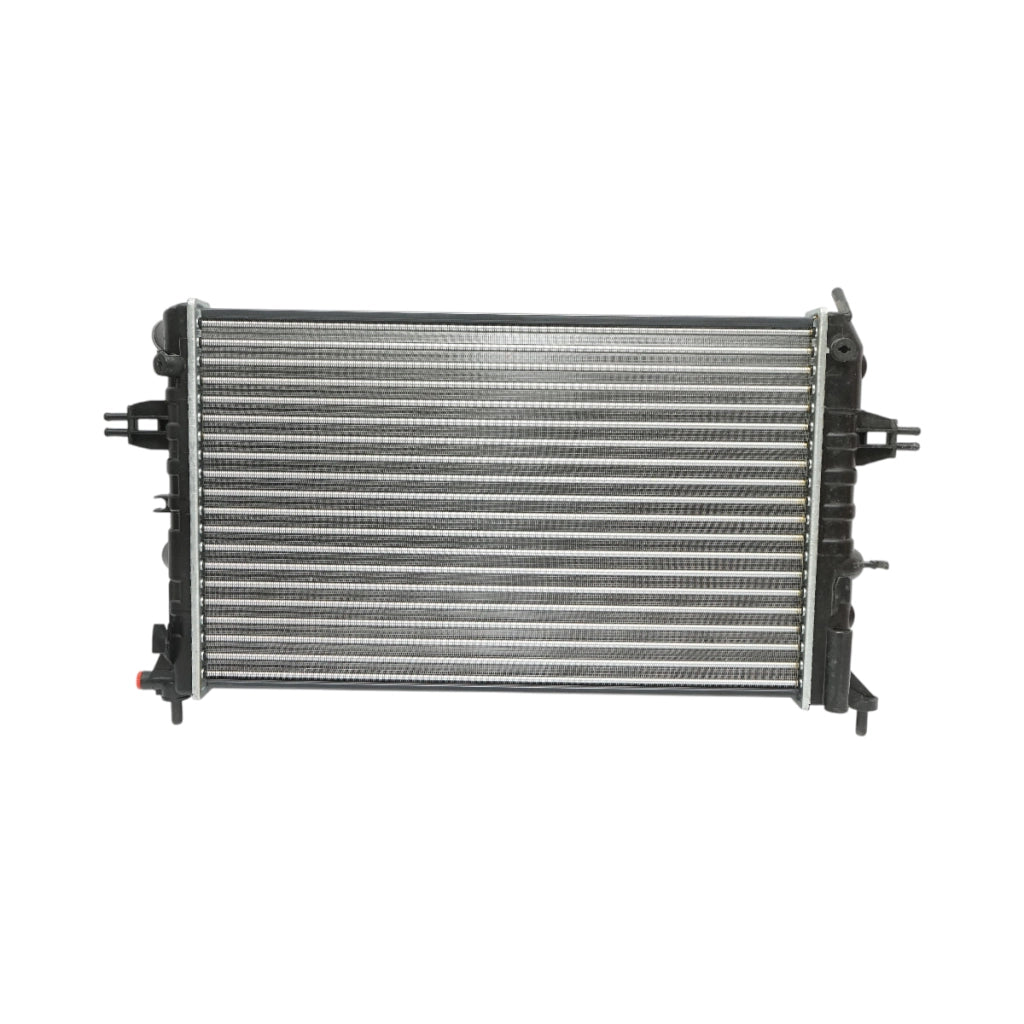 Radiatore raffreddamento acqua motore – Opel Astra G, Zafira (motori 1.4 – 2.2 L) Dimensioni: 610 × 378 × 23 mm Codici OEM: 1300196, 93177121, 50562A, 1924001902