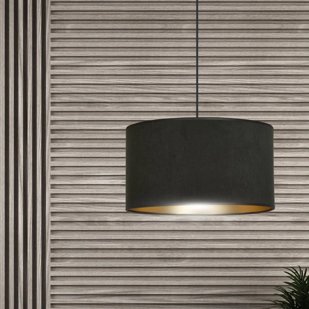 Lampada a sospensione Hilde con paralume in velluto nero e interno oro
