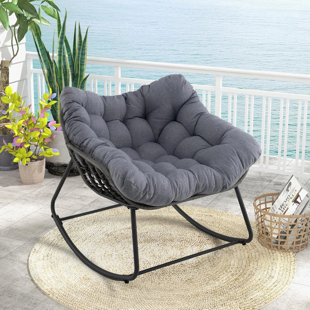 Sedia a Dondolo con Cuscino, Sedia da Relax Ampia e Avvolgente, con Struttura in Metallo, Seduta in Rattan, Cuscino Morbido Imbottito, per Soggiorno, Studio, Balcone, Nero (Nero)
