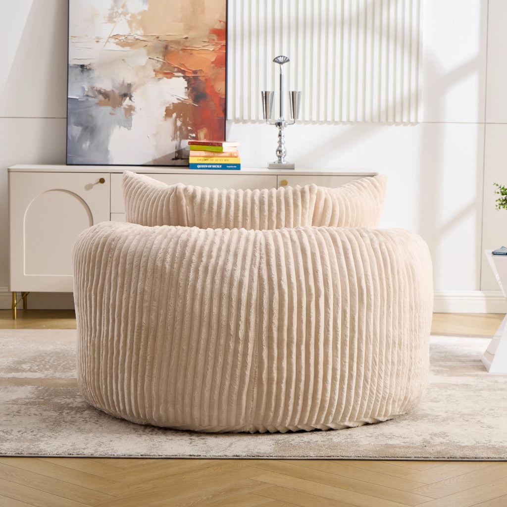 Poltrona relax con pouf e cinque cuscini, schienale e braccioli di sostegno in morbida ciniglia beige