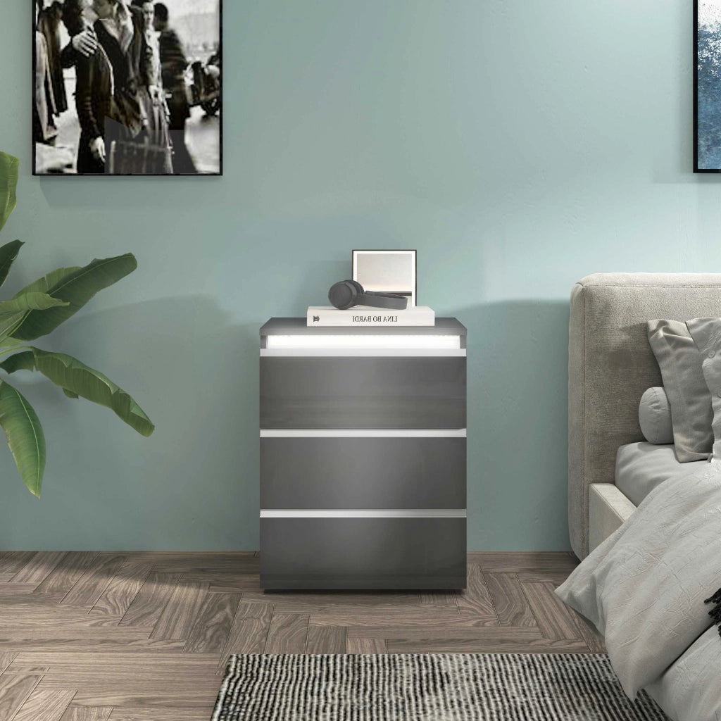 WHOUS Comodino MAGIC con Luce LED Bianca 50x40x65 cm - Comodino Moderno con 3 Cassetti e Manici in Alluminio - Comodino in Legno Riciclato Antracite Lucido