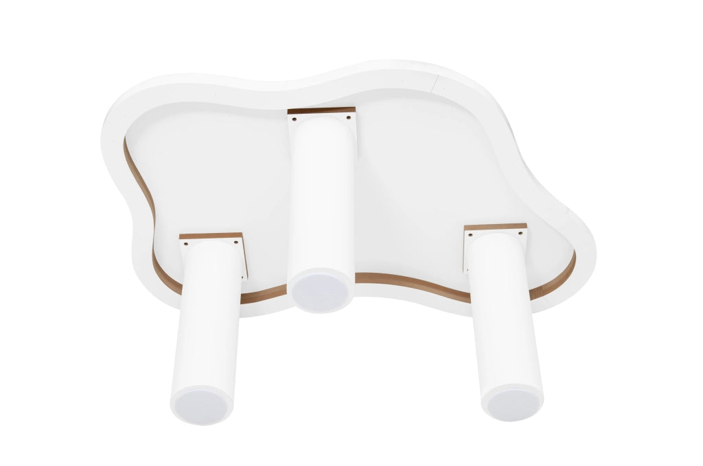Tavolino basso a forma di nuvola con piano effetto marmo e gambe in legno massello, bianco, 102.5 × 72.7 × 19.5 cm