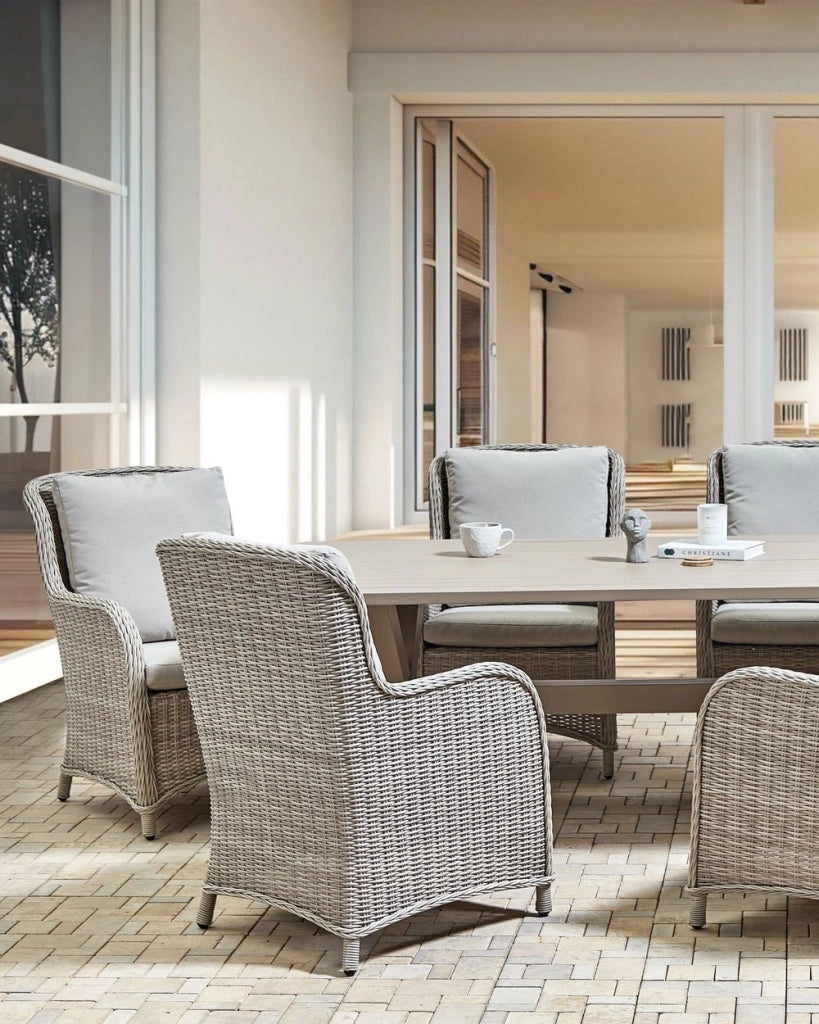 Set di 2 sedie da giardino beige rattan sintetico con cuscini da esterno moderno