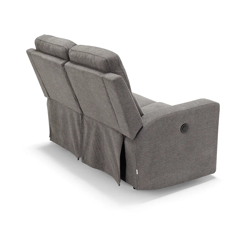 Divano reclinabile motorizzato Cesena a 2 posti reclinabili in maniera indipendente, massima imbottitura, design adatto per ambienti classici e moderni, colore Grigio