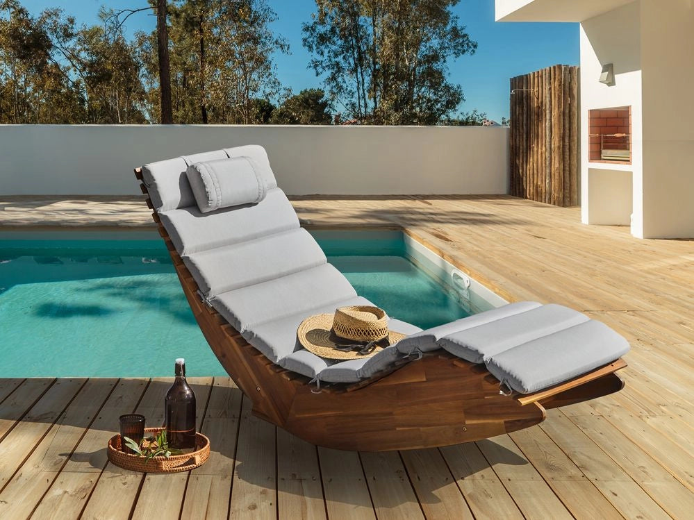 Lettino prendisole in legno di acacia Cuscino grigio chiaro a doghe Design a dondolo Forma curva