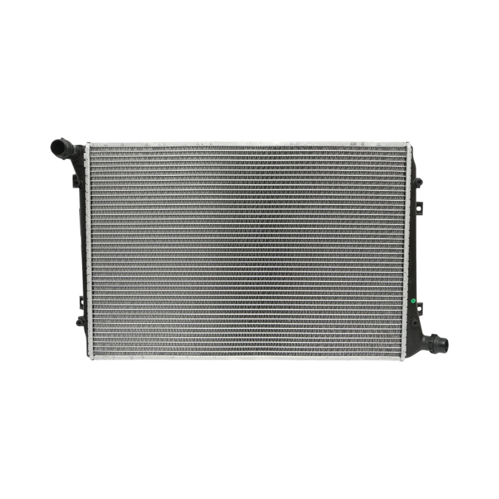 Radiatore raffreddamento acqua motore – VW, Audi, Skoda, Seat Dimensioni: 650 × 439 × 32 mm Codici OEM compatibili: 1K0121251AL, 1K0121251AN, 1K0121251BL, 1K0121251DP, 1K0121251EJ, 1924001042