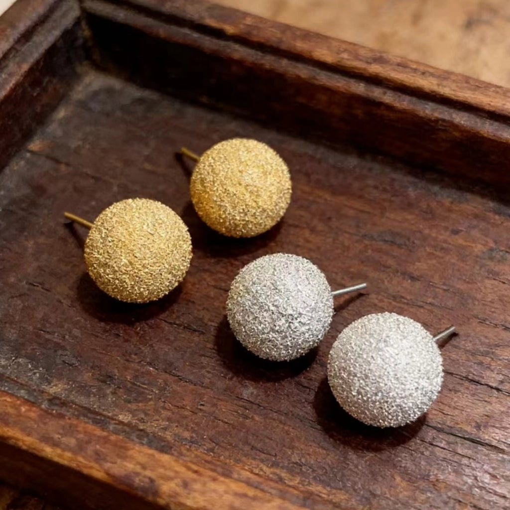 Orecchini a lobo rotondi con texture satinata metallizzata
