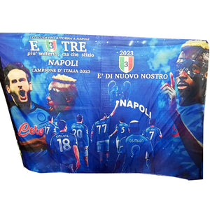 Trade Shop - Bandiera Forza Napoli 3 Scudetto Osimhen Kvaratskhelia Campione Italia 90x140 Cm -