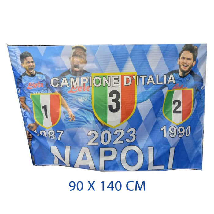 Trade Shop - Bandiera Forza Napoli 3 Scudetto Osimhen Simeone Kvaratskhelia Campione 90x140cm -