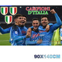 Trade Shop - Bandiera Napoli Festa 3 Terzo Scudetto Campioni D'italia Con Calciatori 90x140cm -