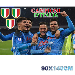 Trade Shop - Bandiera Napoli Festa 3 Terzo Scudetto Campioni D'italia Con Calciatori 90x140cm -