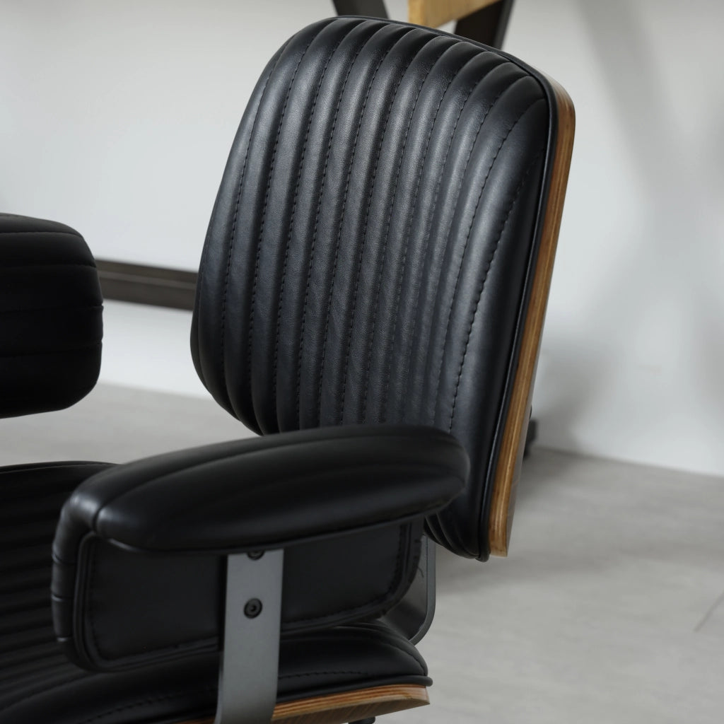 Sedia da ufficio in pelle PU con braccioli imbottiti, base in metallo e funzione girevole per home office, nero