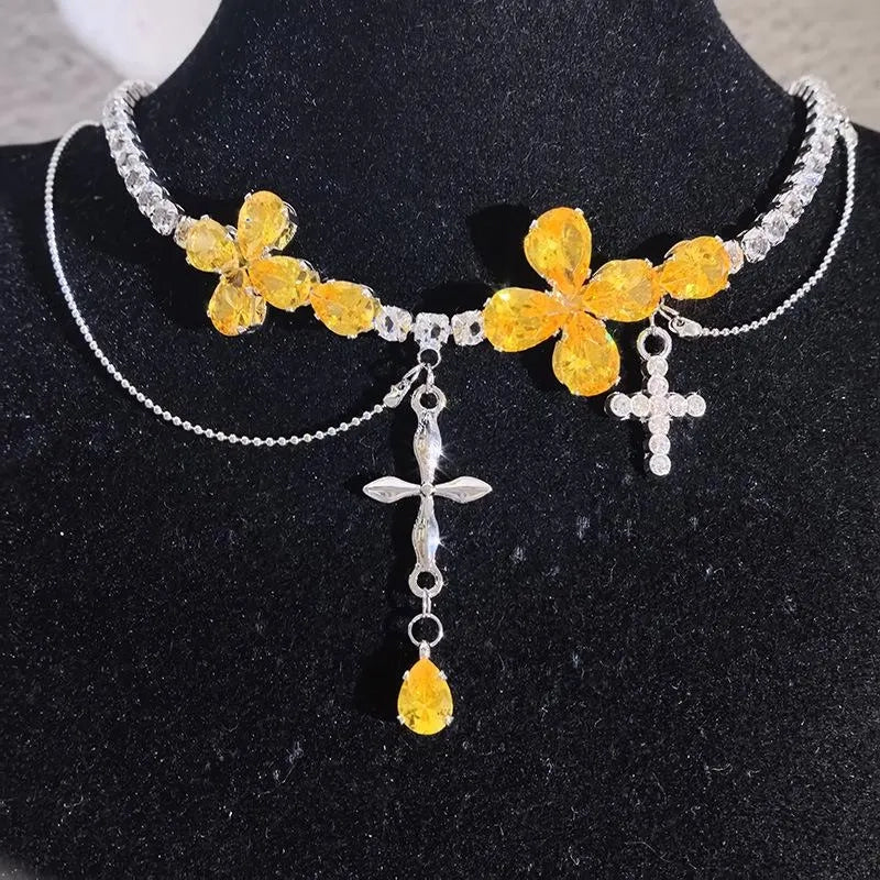 Collana con ciondolo a croce e fiore in zirconi gialli: gioiello fatto a mano con perline.