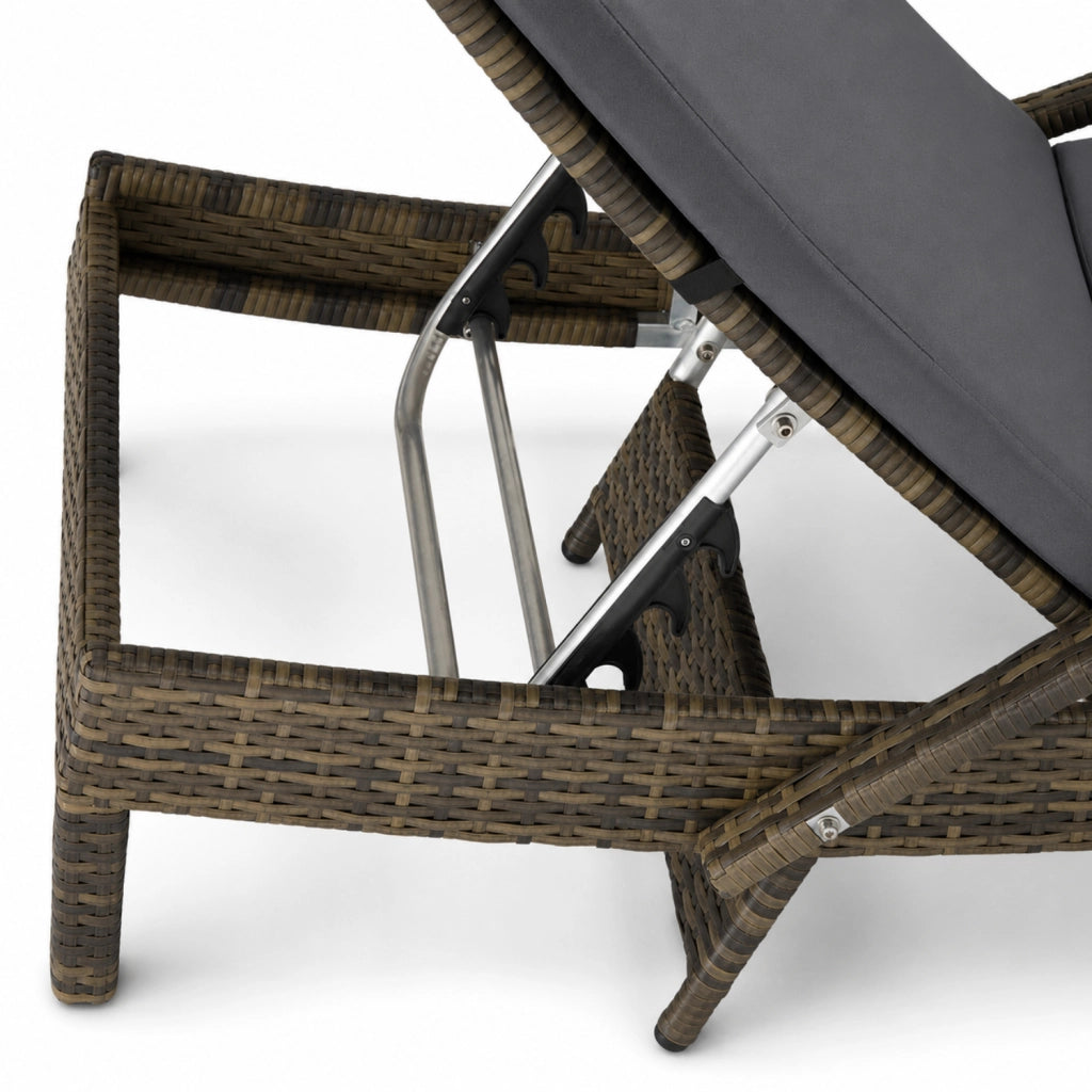 Lettino Prendisole Reclinabile In Polyrattan Con Schienale Regolabile E Cuscino Imbottito Ideale Per Giardino Terrazza Piscina E Relax Outdoor 190 x 62 x 34 Cm Marrone Chiaro