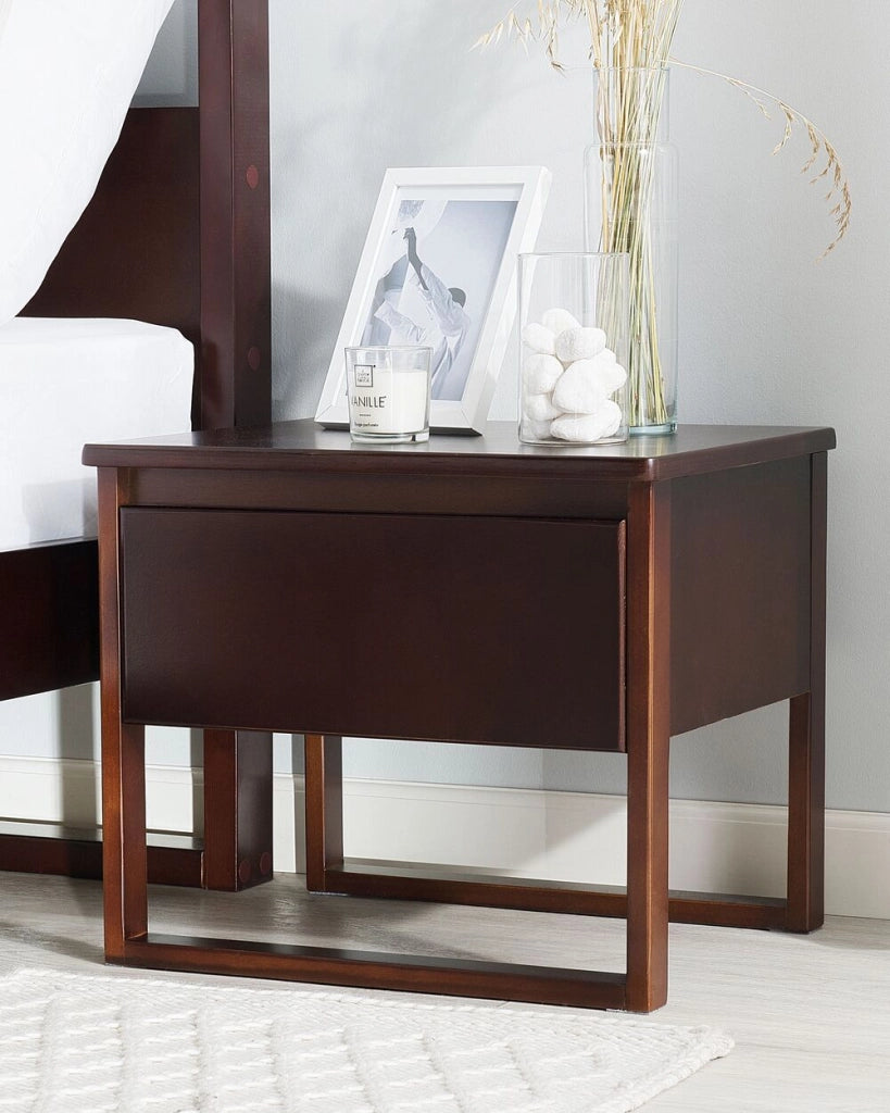 Comodino in Legno di Pino Marrone Scuro 50 x 41 cm con Cassetti e Finitura Oliata stile Contemporaneo