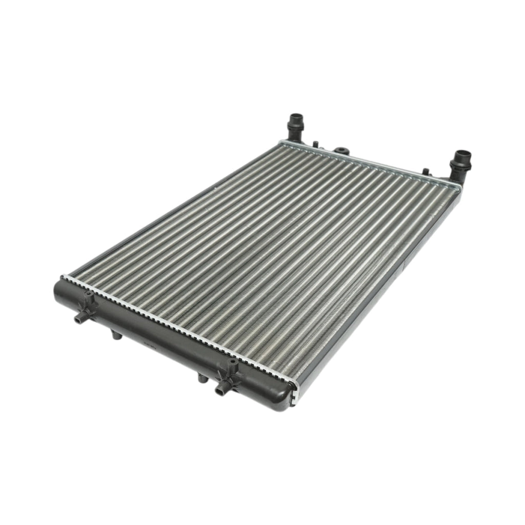 Radiatore raffreddamento acqua motore – VW, Audi, Opel, Seat, Skoda (motori 1.4 – 2.5 Diesel) Dimensioni: 650 × 414 × 23 mm Codici OEM: VW1J0121253AB, 1J0121253N, 1924001979