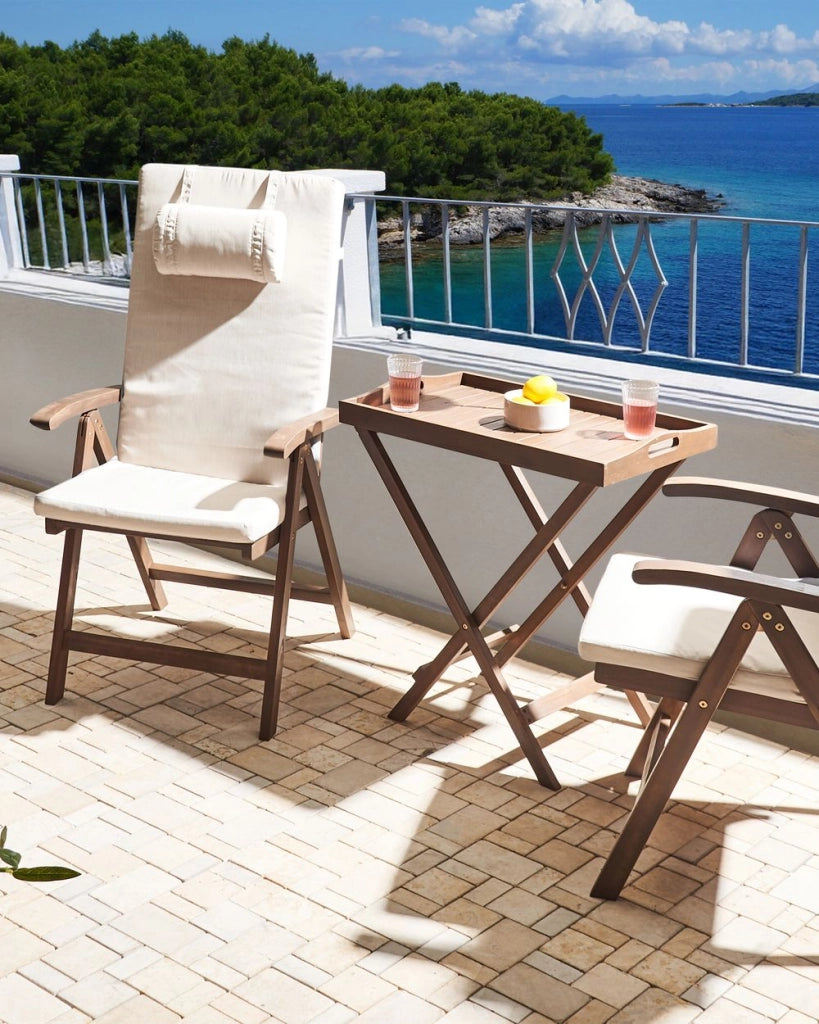 Set di 2 sedie da giardino rustiche in legno d'acacia naturale e cuscini beige chiaro regolabili e pieghevoli per esterni con braccioli in stile rustico