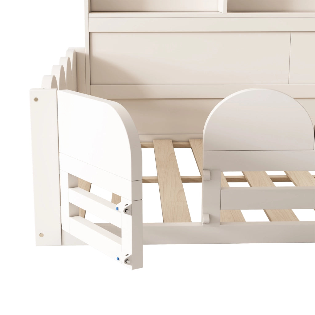 Letto a pavimento per bambini 140x200 cm bianco in legno, con sponde di sicurezza, porticina e ripiani