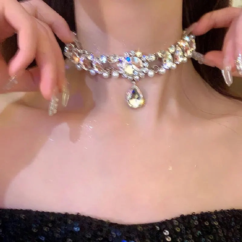 Collana barocca con diamanti realizzata a mano: un regalo scintillante al chiaro di luna.