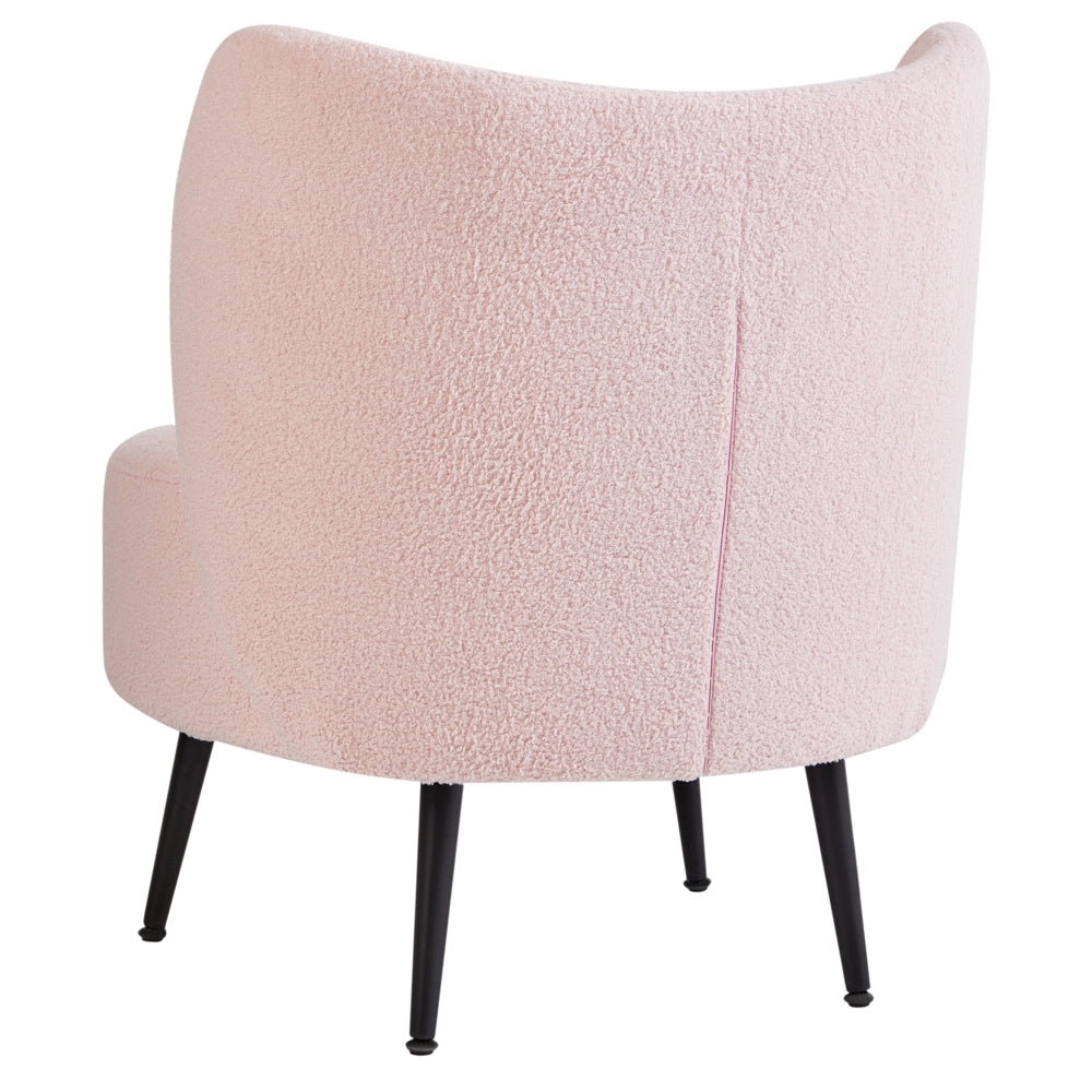 Poltrona Rosa Pastello Boucle Tessuto Morbido Nubby Legno Chiaro Gambe Metallizzate Schienale Curvo Stile Retro Glam Art Decor