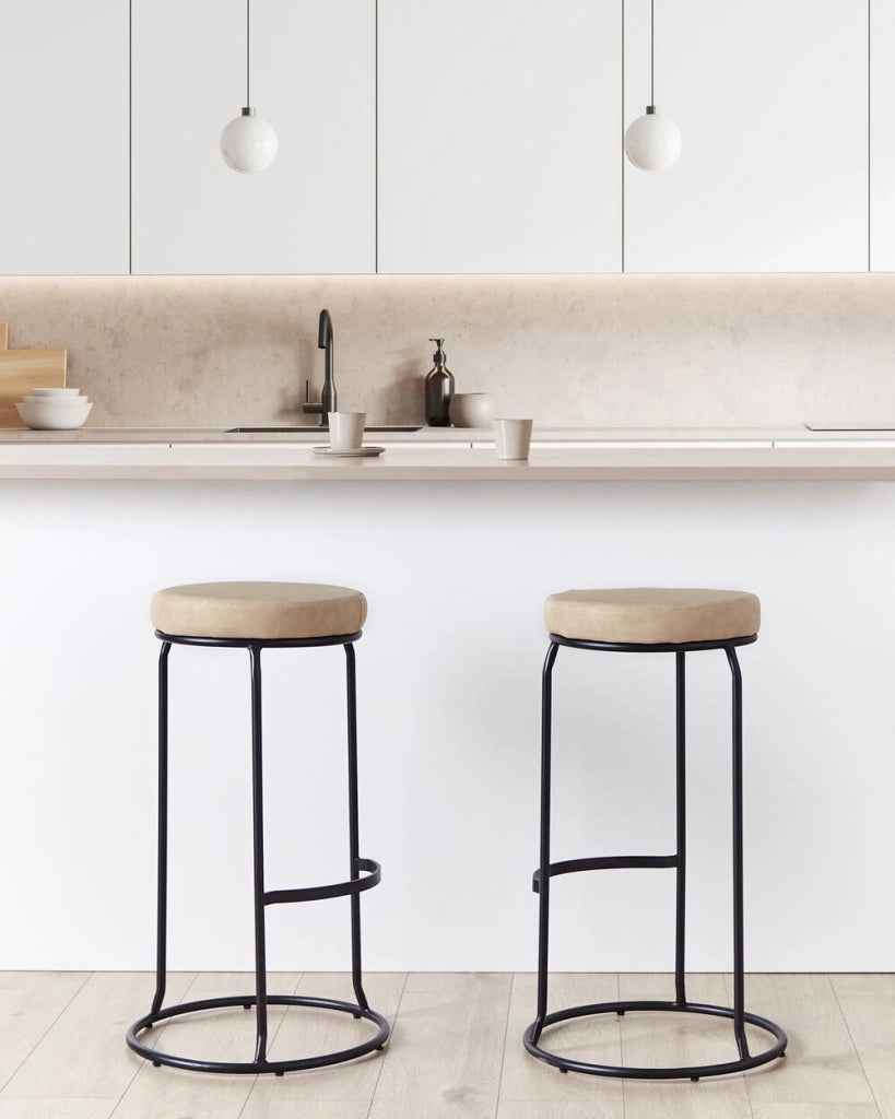 Set di 2 sedie da bar in ecopelle beige con gambe in acciaio senza braccioli stile moderno soggiorno