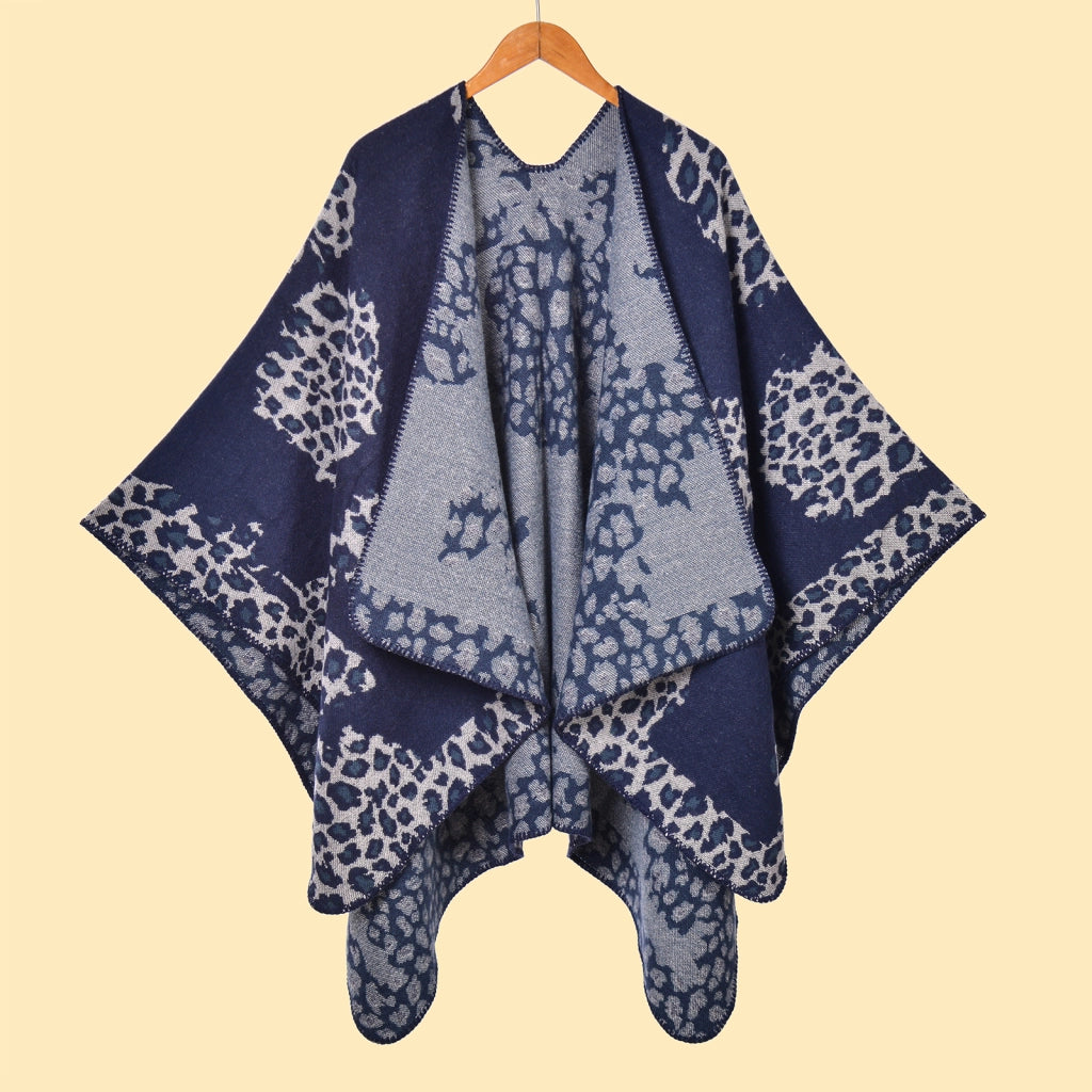 Elegante e classico scialle con spacco e stampa leopardata a blocchi di colore.