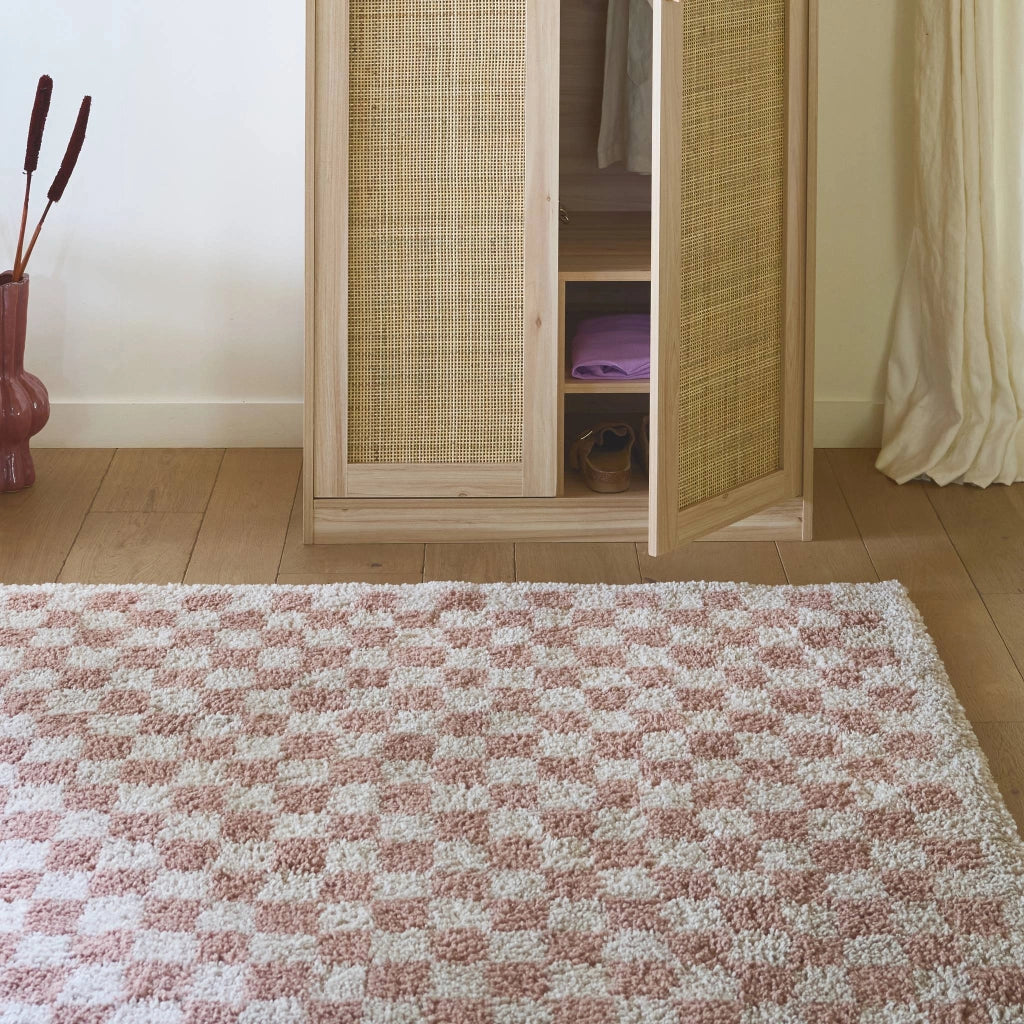 Tappeto vintage a scacchiera rosa e crema