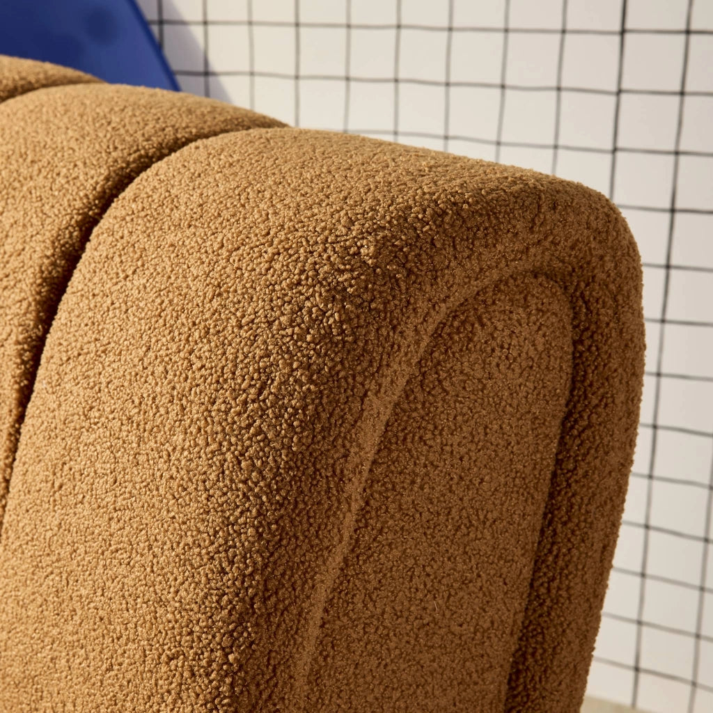 Poltrona relax con gambe rotonde in legno e tessuto bouclé, camel