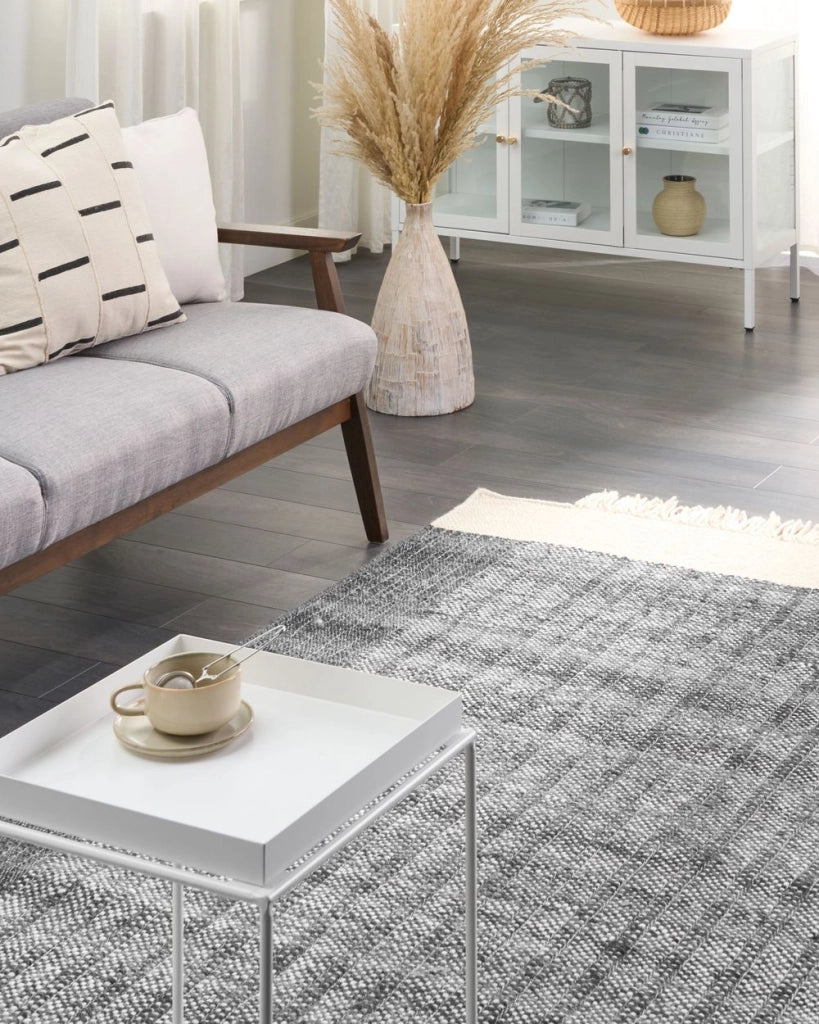 Tappeto in lana bianco sporco nero 140 x 200 cm fatto a mano con nappe moderne