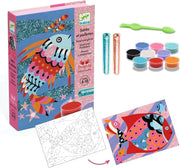 Kit creativo Sabbia e lustrini Arcobaleno di pesci, Djeco, Eta 6-10 anni